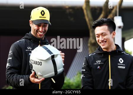 Casco retrò per Daniel Ricciardo (AUS) Renault F1 Team, con Guanyu Zhou (CHN) Renault F1 Team Test and Development driver (a destra), per festeggiare il 1000esimo GP di F1. Gran Premio di Cina, giovedì 11 aprile 2019. Shanghai, Cina. Foto Stock