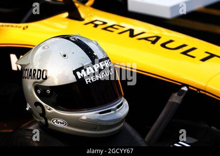 Casco retrò per Daniel Ricciardo (AUS) Renault F1 Team per festeggiare il 1000esimo GP di F1. Gran Premio di Cina, giovedì 11 aprile 2019. Shanghai, Cina. Foto Stock