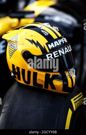 Casco retrò per Nico Hulkenberg (GER) Renault F1 Team per festeggiare il 1000° GP di F1. Gran Premio di Cina, giovedì 11 aprile 2019. Shanghai, Cina. Foto Stock