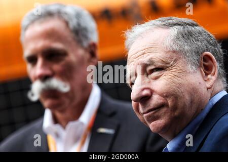 Chase Carey (USA) Presidente del Gruppo Formula uno e Jean Todt (fra) Presidente della FIA in griglia. Gran Premio di Cina, domenica 14 aprile 2019. Shanghai, Cina. Foto Stock