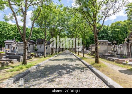 Vicolo ombreggiato e alberato nel cimitero di Père Lachaise a Parigi Foto Stock