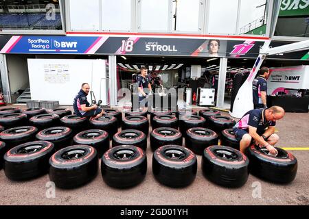 Racing Point F1 Team meccanici con pneumatici Pirelli. Gran Premio di Monaco, mercoledì 22 maggio 2019. Monte Carlo, Monaco. Foto Stock