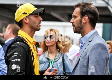 (Da L a R): Daniel Ricciardo (AUS) Team Renault F1 con Jean-Eric Vergne (fra) Ferrari SF15-T Test driver. Gran Premio di Monaco, domenica 26 maggio 2019. Monte Carlo, Monaco. Foto Stock