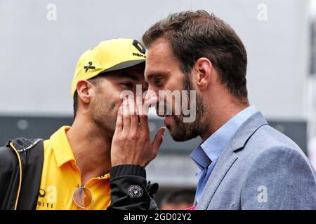 (Da L a R): Daniel Ricciardo (AUS) Team Renault F1 con Jean-Eric Vergne (fra) Ferrari SF15-T Test driver. Gran Premio di Monaco, domenica 26 maggio 2019. Monte Carlo, Monaco. Foto Stock