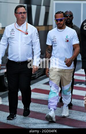 (Da L a R): Ron Meadows (GBR) Mercedes GP Team Manager con Lewis Hamilton (GBR) Mercedes AMG F1. Gran Premio di Francia, venerdì 21 giugno 2019. Paul Ricard, Francia. Foto Stock