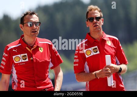 Sebastian Vettel (GER) Ferrari cammina sul circuito con Riccardo Adami (ITA) Ferrari Race Engineer. Gran Premio d'Austria, giovedì 27 giugno 2019. Spielberg, Austria. Foto Stock
