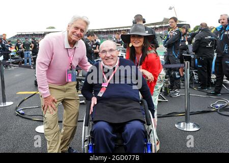 (Da L a R): Michael Douglas (USA) attore con Frank Williams (GBR) Williams Team Owner e Catherine Zeta-Jones (GBR) attrice sulla griglia. Gran Premio di Gran Bretagna, domenica 14 luglio 2019. Silverstone, Inghilterra. Foto Stock