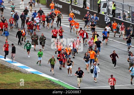 I tifosi invadono il circuito alla fine della gara. Gran Premio di Germania, domenica 28 luglio 2019. Hockenheim, Germania. Foto Stock