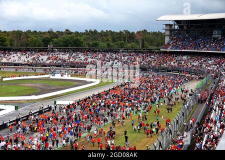 I tifosi invadono il circuito alla fine della gara. Gran Premio di Germania, domenica 28 luglio 2019. Hockenheim, Germania. Foto Stock