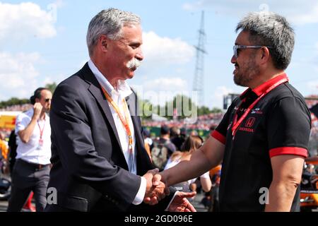 (Da L a R): Chase Carey (USA) Presidente del Gruppo Formula uno con Toyoharu Tanabe (JPN) Direttore tecnico Honda Racing F1 in griglia. Gran Premio di Ungheria, domenica 4 agosto 2019. Budapest, Ungheria. Foto Stock