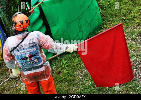 Marshal con un segnale d'allarme quando la prima sessione di prove viene interrotta. Gran Premio d'Italia, venerdì 6 settembre 2019. Monza Italia. Foto Stock