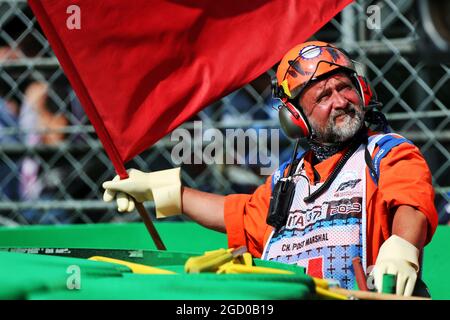 Un maresciallo ondeggia la bandiera rossa durante le qualifiche. Gran Premio d'Italia, sabato 7 settembre 2019. Monza Italia. Foto Stock