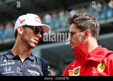 (Da L a R): Pierre Gasly (fra) Scuderia Toro Rosso e Charles Leclerc (MON) Ferrari in sfilata. Gran Premio d'Italia, domenica 8 settembre 2019. Monza Italia. Foto Stock