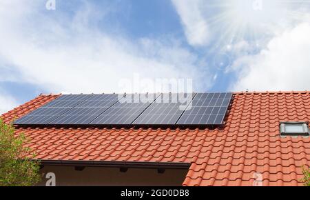 Casa con pannelli solari sulla costruzione del tetto. Pannello solare installato sul tetto della casa Foto Stock