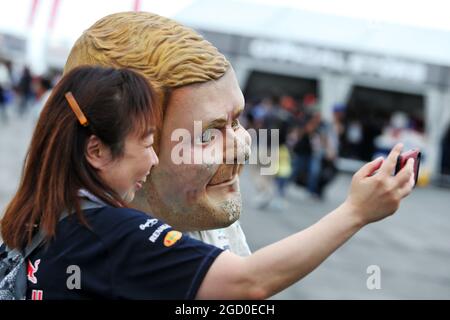 Circuito atmosfera Valtteri Bottas (fin) Mercedes AMG F1 caricatura. Gran Premio del Giappone, venerdì 11 ottobre 2019. Suzuka, Giappone. Foto Stock