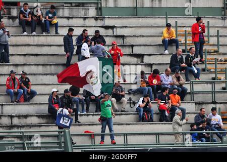 Tifosi nella tribuna. Gran Premio del Messico, venerdì 25 ottobre 2019. Città del Messico, Messico. Foto Stock