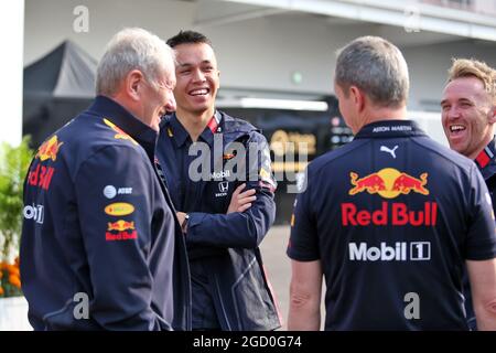 (Da L a R): Dr Helmut Marko (AUT) Consulente Red Bull Motorsport; Alexander Albon (THA) Red Bull Racing; Paul Monaghan (GBR) ingegnere capo Red Bull Racing. Gran Premio del Messico, domenica 27 ottobre 2019. Città del Messico, Messico. Foto Stock