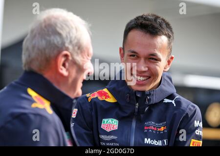 (Da L a R): Dr Helmut Marko (AUT) Consulente Red Bull Motorsport con Alexander Albon (THA) Red Bull Racing. Gran Premio del Messico, domenica 27 ottobre 2019. Città del Messico, Messico. Foto Stock