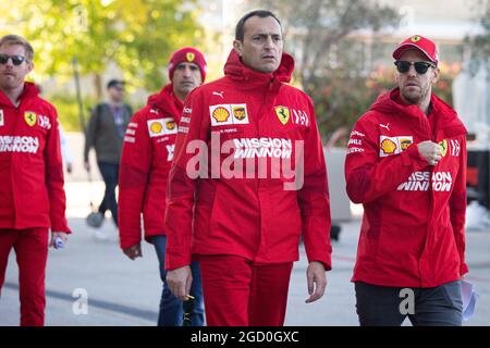Sebastian Vettel (GER) Ferrari con Riccardo Adami (ITA) Ferrari Race Engineer. Gran Premio degli Stati Uniti, giovedì 31 ottobre 2019. Circuito delle Americhe, Austin, Texas, USA. Foto Stock