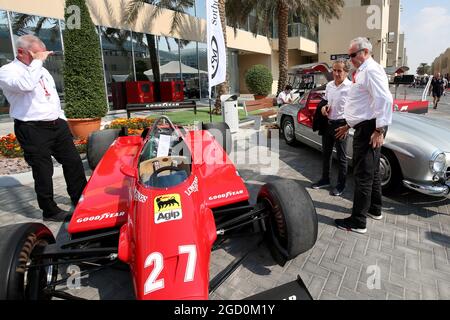 Alain Prost (fra) Renault F1 Team Special Advisor e Jerome Stoll (fra) Renault Sport F1 presidente con la Ferrari 126C2 1982 guidata da Patrick Tambay in mostra nel paddock - Sotherby's. Gran Premio di Abu Dhabi, sabato 30 novembre 2019. Yas Marina Circuit, Abu Dhabi, Emirati Arabi Uniti. Foto Stock