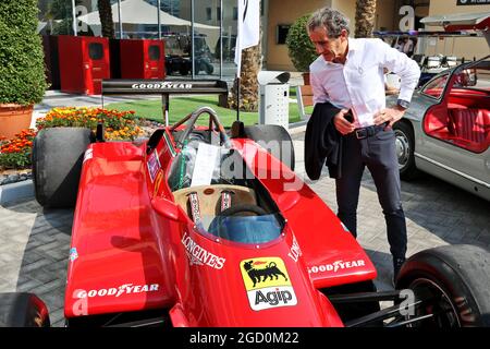 Alain Prost (fra) Renault F1 Team Special Advisor con la Ferrari 126C2 1982 guidata da Patrick Tambay in mostra nel paddock - Sotherby's. Gran Premio di Abu Dhabi, sabato 30 novembre 2019. Yas Marina Circuit, Abu Dhabi, Emirati Arabi Uniti. Foto Stock