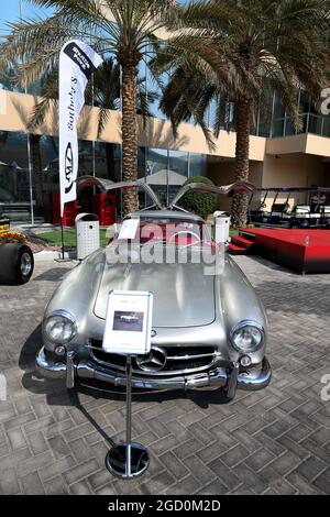 Una Mercedes-Benz 300 SL Gullwing in mostra nel paddock - Sotherby's. Gran Premio di Abu Dhabi, sabato 30 novembre 2019. Yas Marina Circuit, Abu Dhabi, Emirati Arabi Uniti. Foto Stock