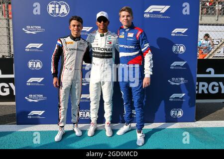 (Da L a R): Nyck De Vries (NLD) ART Grand Prix, campione F2; Lewis Hamilton (GBR) Mercedes AMG F1, campione del mondo di F1; Robert Shwartzman (RUS) Prema Racing, campione di F3. Gran Premio di Abu Dhabi, domenica 1 dicembre 2019. Yas Marina Circuit, Abu Dhabi, Emirati Arabi Uniti. Foto Stock