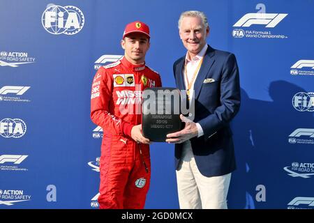 Charles Leclerc (MON) Ferrari con Sean Bratches (USA) Formula 1 Amministratore Delegato, Commercial Operations - Pirelli Pole Position Award. Gran Premio di Abu Dhabi, domenica 1 dicembre 2019. Yas Marina Circuit, Abu Dhabi, Emirati Arabi Uniti. Foto Stock