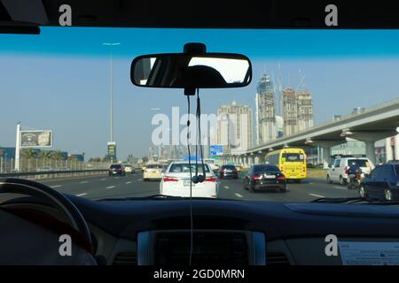 Vista da un taxi lungo l'autostrada principale E11 verso il Mall of the Emirates su al Barsha 1 a Dubai, Emirati Arabi Uniti Foto Stock