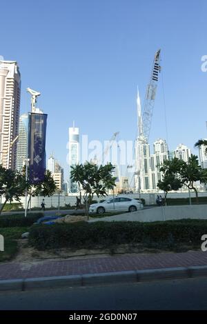 Vista dall'Oberoi Hotel attraverso il parcheggio fino al Burj Khalifa e dintorni Foto Stock