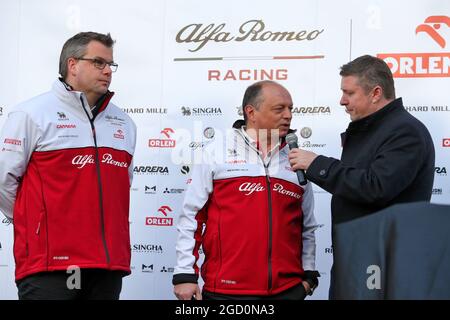 (Da L a R): Jan Monchaux, Direttore tecnico della Alfa Romeo Racing; Frederic Vasseur (fra) Principal del Team Alfa Romeo Racing; David Croft (GBR) commentatore di Sky Sports. Test di Formula uno, giorno 1, mercoledì 19 febbraio 2020. Barcellona, Spagna. Foto Stock