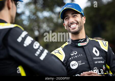 (Da L a R): Esteban OCON (fra) Renault F1 Team con Daniel Ricciardo (AUS) Renault F1 Team - livrea svelare. Gran Premio d'Australia, mercoledì 11 marzo 2020. Albert Park, Melbourne, Australia. Foto Stock