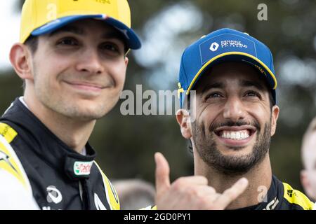 (Da L a R): Esteban OCON (fra) Renault F1 Team con Daniel Ricciardo (AUS) Renault F1 Team - livrea svelare. Gran Premio d'Australia, mercoledì 11 marzo 2020. Albert Park, Melbourne, Australia. Foto Stock