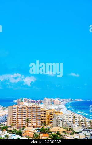 Una vista su la Manga del Mar Menor, a Murcia, Spagna, con la laguna di Mar Menor sulla sinistra e il mare Mediterraneo sulla destra, e alcune terme vuote Foto Stock