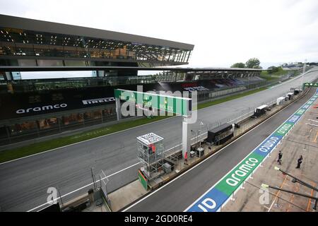 Circuit Atmosphere - l'inizio / la fine dritto e il centro multimediale. Gran Premio d'Austria, mercoledì 1 luglio 2020. Spielberg, Austria. Foto Stock