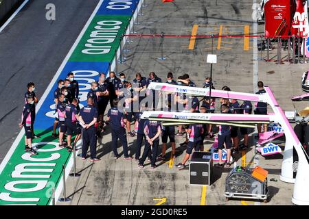 Racing Point F1 Team meccanici ai box. Gran Premio d'Austria, giovedì 2 luglio 2020. Spielberg, Austria. Foto Stock