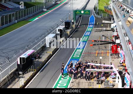 Racing Point F1 Team meccanici ai box. Gran Premio d'Austria, giovedì 2 luglio 2020. Spielberg, Austria. Foto Stock