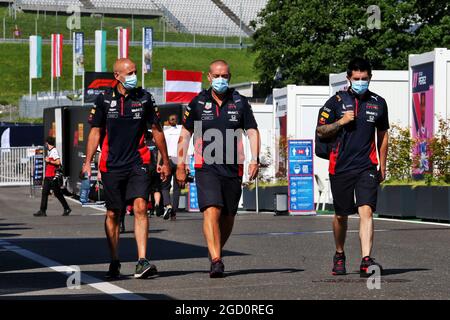 Paddock atmosfera - Red Bull Racing meccanici. Gran Premio d'Austria, giovedì 2 luglio 2020. Spielberg, Austria. Foto Stock