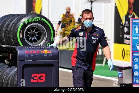 Paddock Atmosphere - meccanico Red Bull Racing con pneumatici Pirelli. Gran Premio d'Austria, giovedì 2 luglio 2020. Spielberg, Austria. Foto Stock