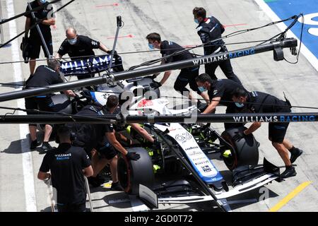 George Russell (GBR) Williams Racing FW43 ai box. Gran Premio d'Austria, sabato 4 luglio 2020. Spielberg, Austria. Foto Stock