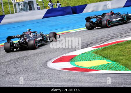 Lewis Hamilton (GBR) Mercedes AMG F1 W11 segue il compagno di squadra Valtteri Bottas (fin) Mercedes AMG F1 W11. Foto Stock