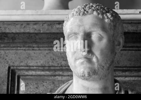 Foto in bianco e nero di busto che raffigurano il profilo di un antico imperatore romano Foto Stock