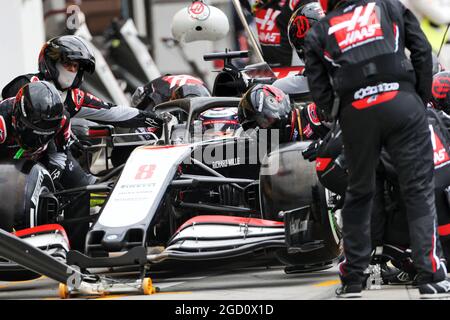 Romain Grosjean (fra) Haas F1 Team VF-20 fa una sosta ai box. Gran Premio di Ungheria, domenica 19 luglio 2020. Budapest, Ungheria. Foto Stock