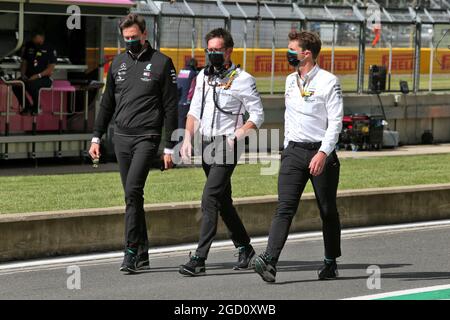 Toto Wolff (GER) azionista e Direttore Esecutivo di Mercedes AMG F1; Andrew Shovlin (GBR) ingegnere Mercedes AMG F1. Gran Premio di Gran Bretagna, domenica 2 agosto 2020. Silverstone, Inghilterra. Foto Stock