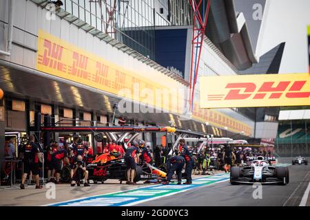 Alexander Albon (THA) Red Bull Racing RB16 e George Russell (GBR) Williams Racing FW43. Gran Premio del 70° anniversario, venerdì 7 agosto 2020. Silverstone, Inghilterra. Foto Stock