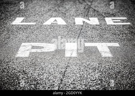 Circuito atmosfera - Pit Lane uscita. Gran Premio di Spagna, giovedì 13 agosto 2020. Barcellona, Spagna. Foto Stock
