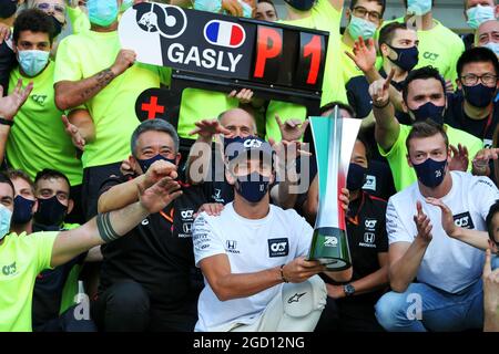 Il vincitore della gara Pierre Gasly (fra) AlphaTauri festeggia con la squadra. Gran Premio d'Italia, domenica 6 settembre 2020. Monza Italia. Foto Stock