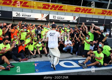 Il vincitore della gara Pierre Gasly (fra) AlphaTauri festeggia con la squadra. Gran Premio d'Italia, domenica 6 settembre 2020. Monza Italia. Foto Stock