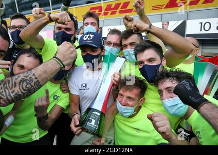 Il vincitore della gara Pierre Gasly (fra) AlphaTauri festeggia con la squadra. Gran Premio d'Italia, domenica 6 settembre 2020. Monza Italia. Foto Stock