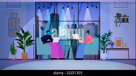 uomini d'affari che usano i laptop uomini d'affari che lavorano in un moderno ufficio notturno orizzontale scuro Illustrazione Vettoriale